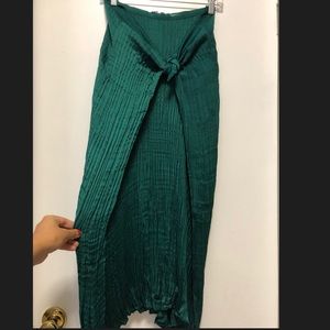 Vince gorgeous emerald green skirt!